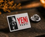 Yeni Parti Atatürklü Gümüş Kaplama Yaka Rozeti