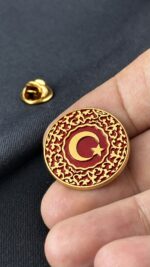 Ay Yıldız Özel Desenli Altın Kaplama Yaka Rozeti - Kırmızı