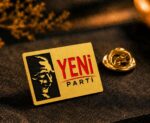 Yeni Parti Atatürklü Altın Kaplama Yaka Rozeti